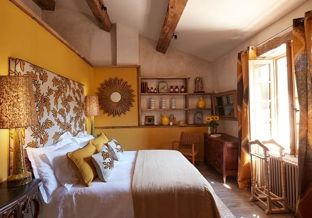 Une chambre lumineuse, mise en valeur par la lumière naturelle
