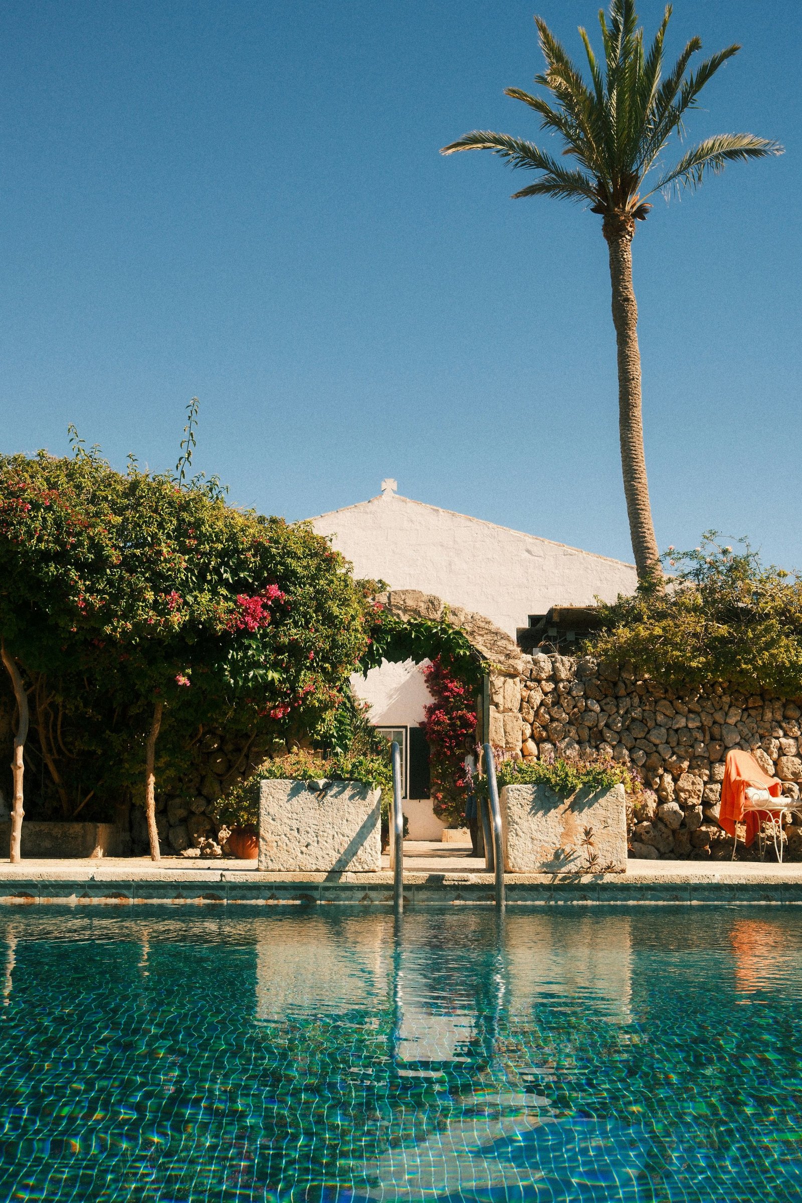 Piscine et maison en pierre baignées de soleil