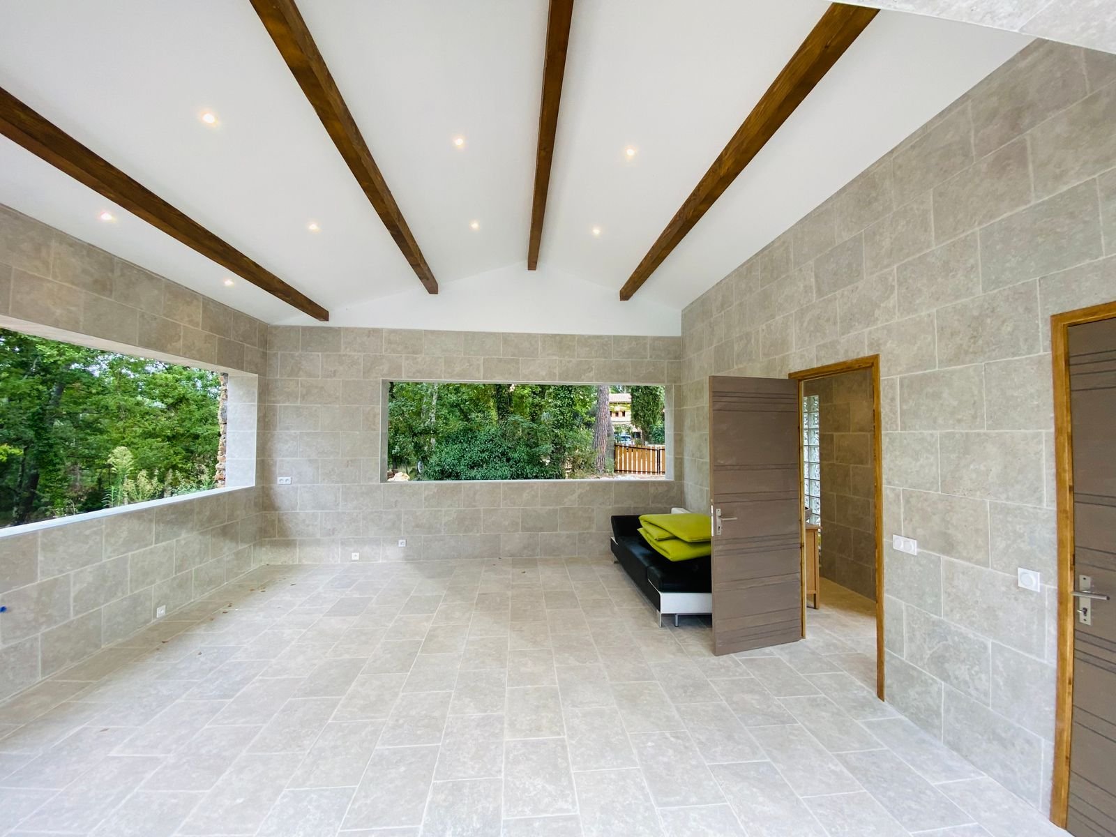 Intérieur lumineux d'une maison de vacances