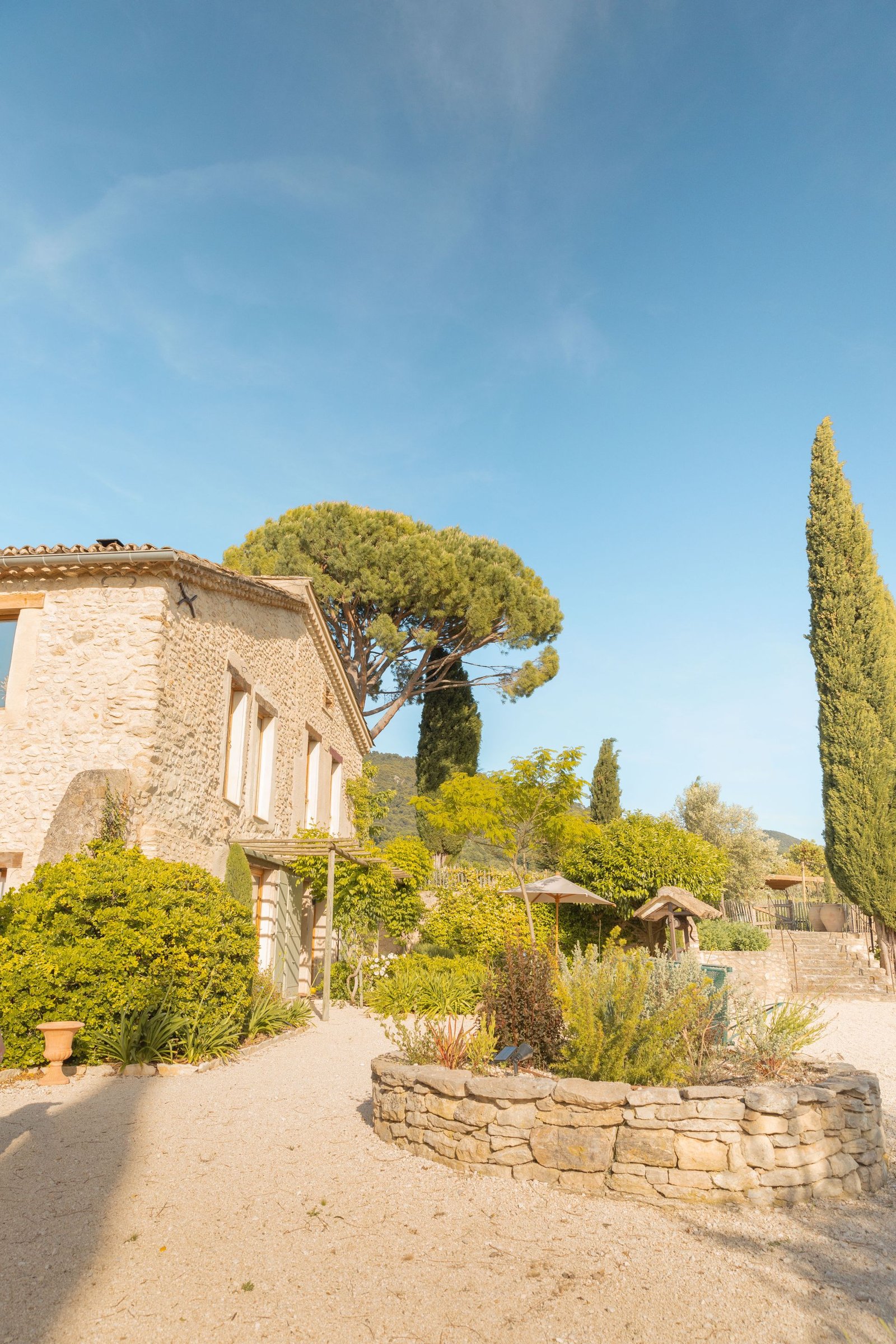 Maison en pierre et jardin provençal