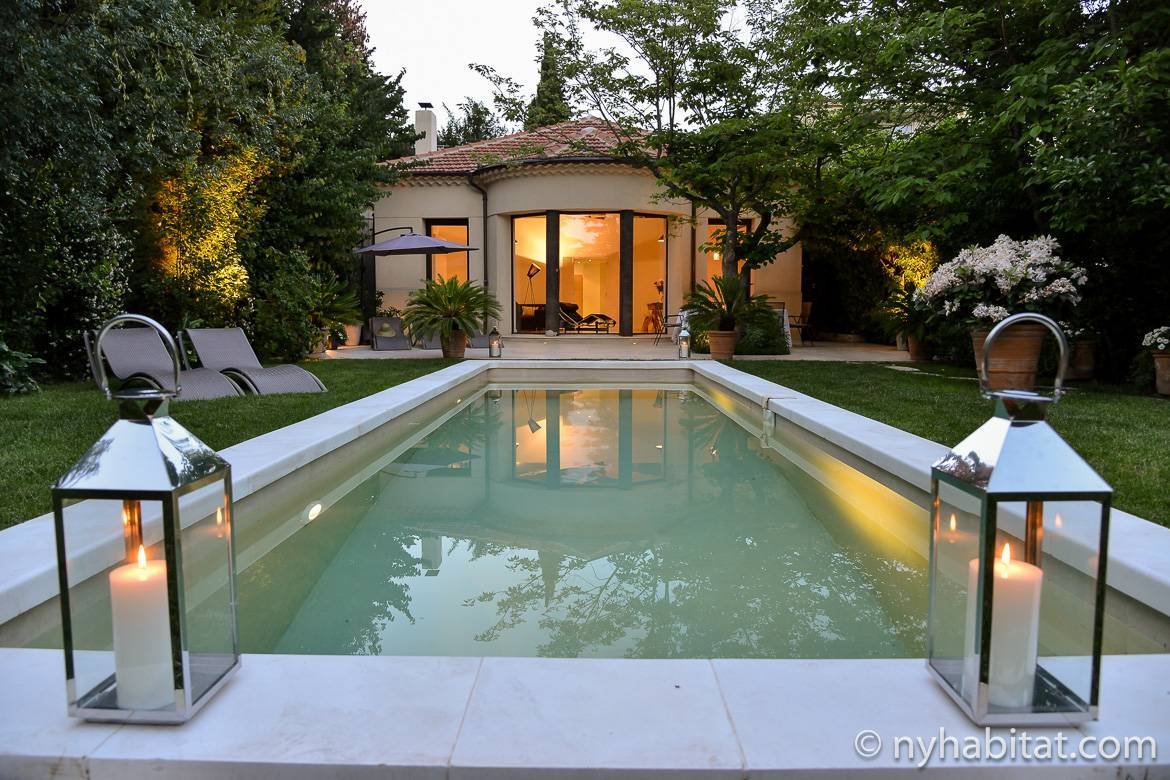 Une maison avec piscine au crépuscule, forte demande dans le Var en saison
