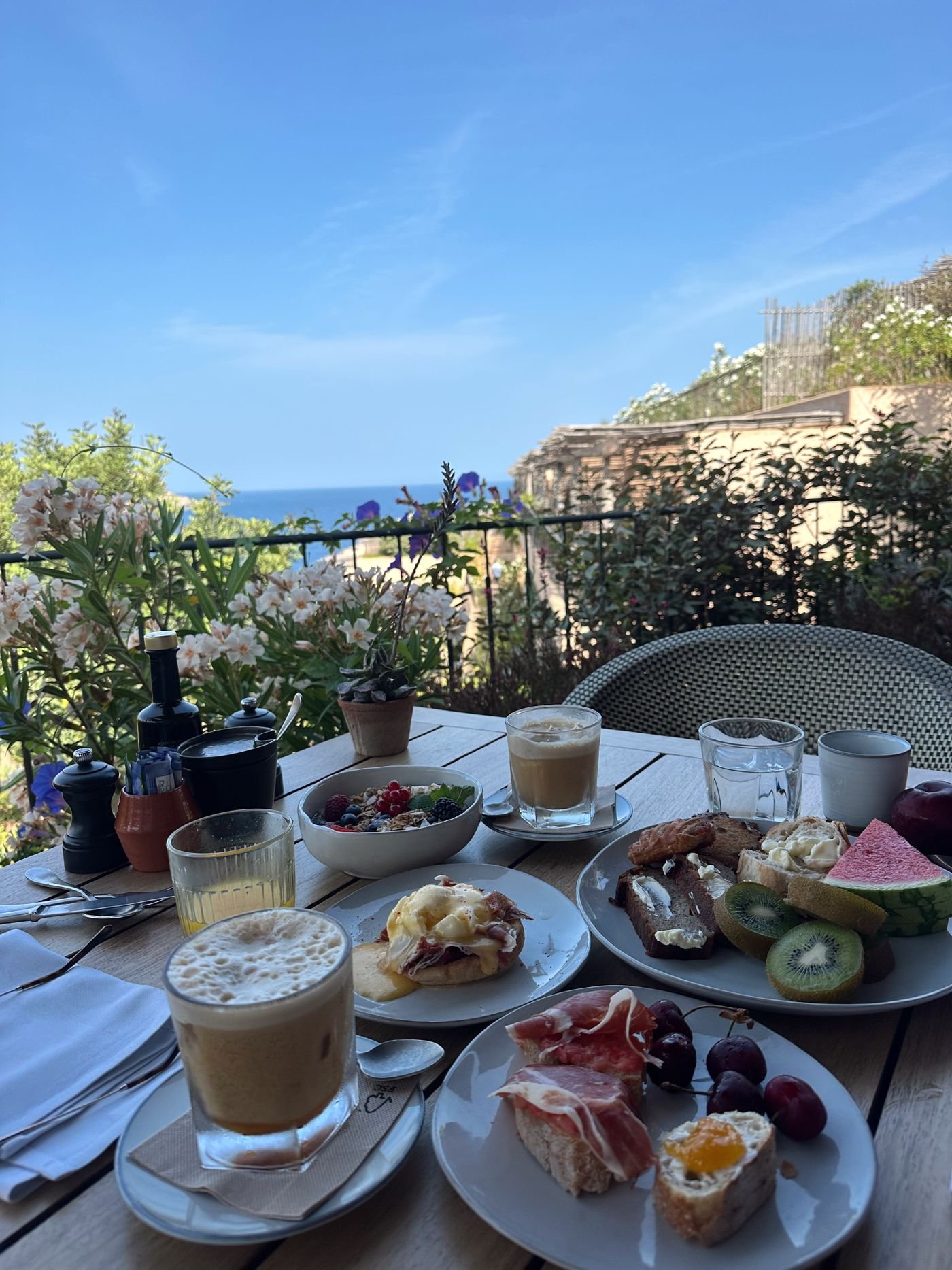 Petit déjeuner servi en terrasse face à la mer