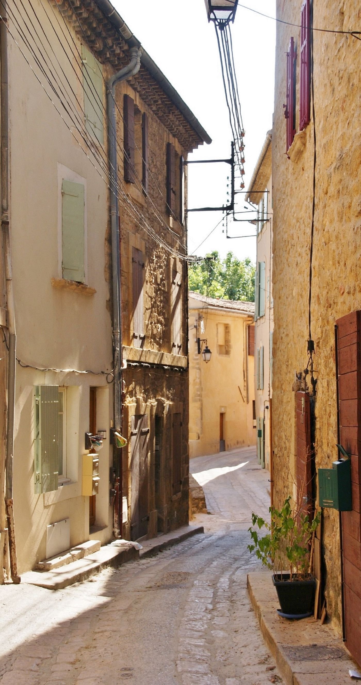 Rue ensoleillée de Jouques en Provence
